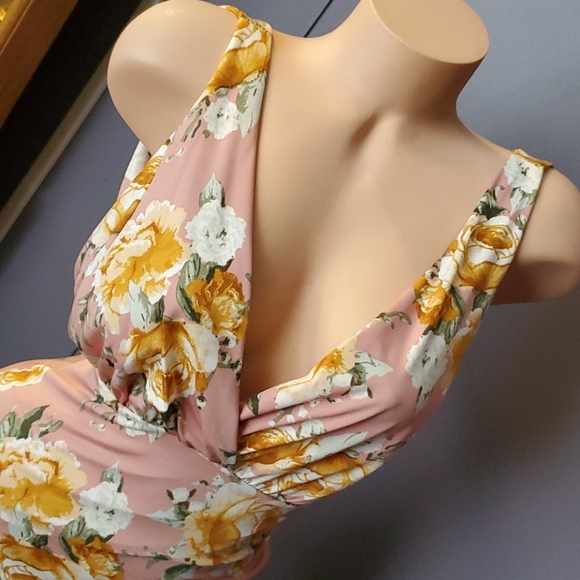 Drop Dead Gorgeous Little Dress. - Picture 4 of 12